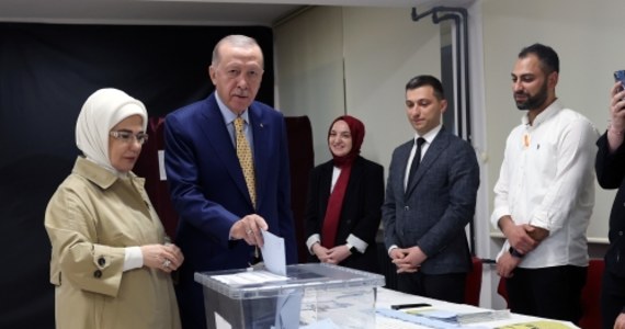 "Lokalne wybory to nie nasz koniec, to punkt zwrotny" –  ocenił w nocy z niedzieli na poniedziałek w Ankarze prezydent Turcji Recep Tayyip Erdogan. Po przeliczeniu 90 proc. głosów jego ugrupowanie – Partia Sprawiedliwości i Rozwoju (AKP) - zajmuje drugie miejsce, prowadzi opozycyjna Republikańska Partia Ludowa (CHP). Erdogan traci poparcie głównie w miastach.