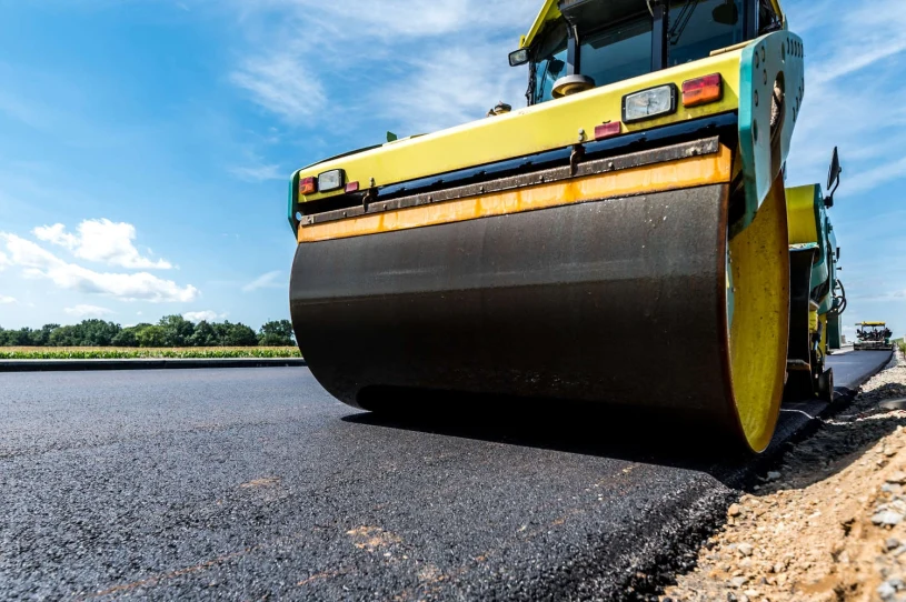 Niezwykły dodatek do asfaltu. Już zbudowali pierwszą drogę