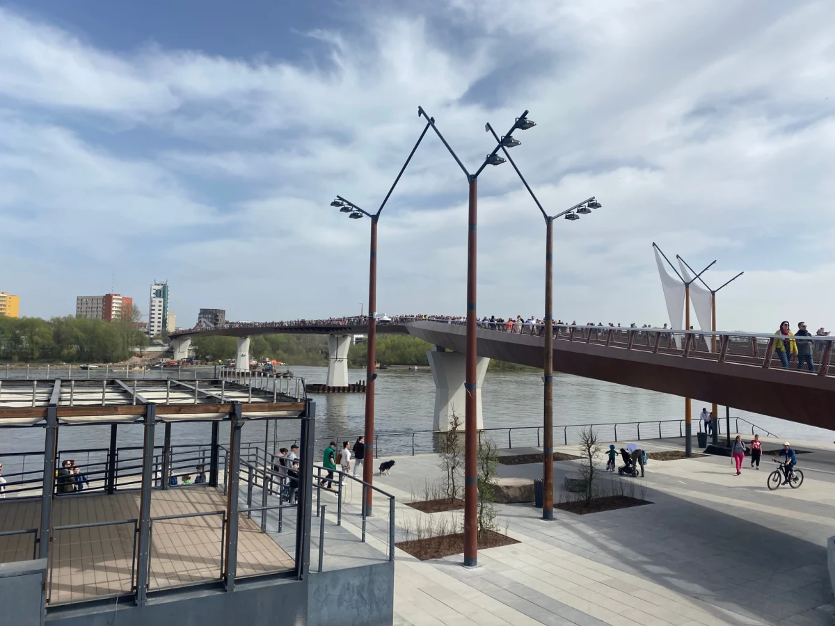 Tysiące mieszkańców i turystów w Warszawie korzystają z otwartej kilka dni temu przeprawy pieszo-rowerowej przez Wisłę. Wystarczy kilka minut, żeby przejść ze Śródmieścia na Pragę. 