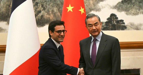 W Pekinie spotkali się ministrowie spraw zagranicznych Francji i Chin. Przedstawiciel Paryża powiedział, że jego kraj oczekuje od Chin „bardzo jasnego przekazu dla Rosji” w sprawie trwającej ponad dwa lata inwazji na Ukrainę.