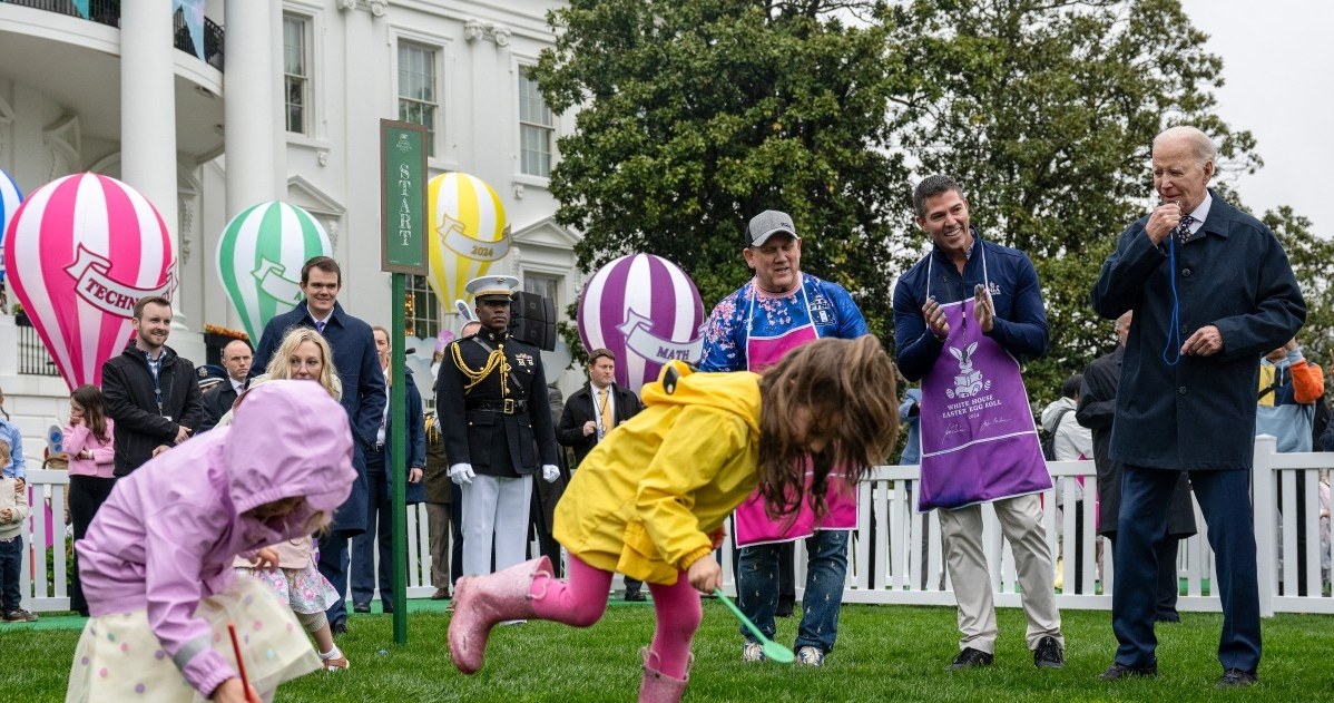 Wyścig w ogrodzie Białego Domu. Joe Biden w otoczeniu królików Wyścig w ogrodzie Białego Domu. Joe Biden w otoczeniu królików