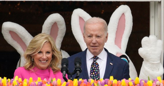 Ok 40 tys. osób wzięło udział w tradycyjnych wielkanocnych zawodach toczenia jajek w ogrodzie Białego Domu w Waszyngtonie. W tym roku tematem przewodnim wydarzenia organizowanego przez pierwszą damę Jill Biden jest edukacja. Republikanie zarzucili prezydentowi ukrywanie religijnego charakteru świąt.