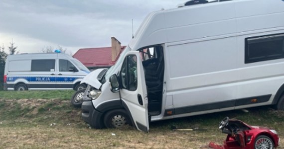 Groźny wypadek w Małdytach w woj. warmińsko-mazurskim. Kierowca busa stracił panowanie nad samochodem, uderzył w drzewo, wjechał na chodnik i potrącił rodziców z 5-letnim dzieckiem. Od mężczyzny było czuć alkohol. Ponadto miał orzeczony zakaz kierowania pojazdami.