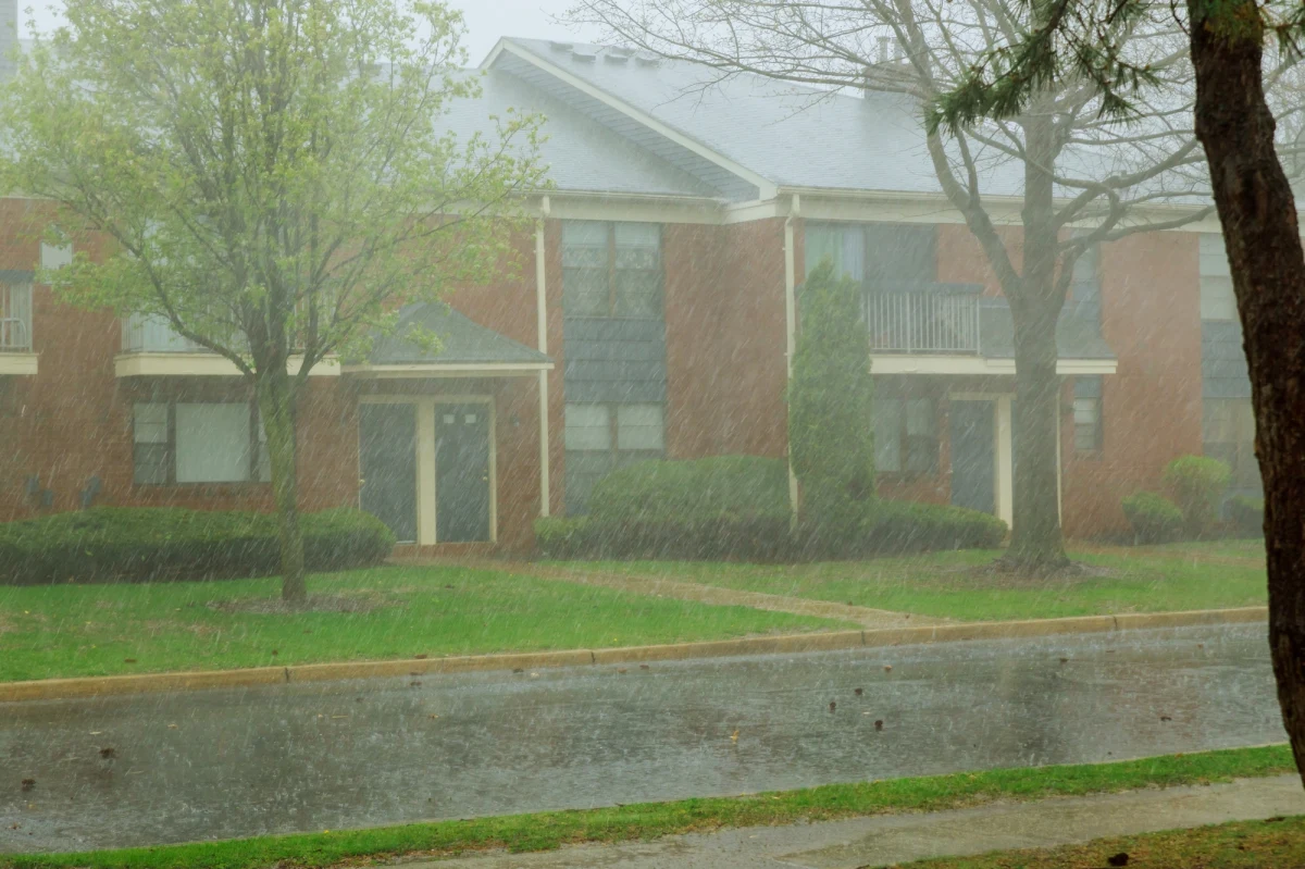 Intensywny deszcz w województwach opolskim i małopolskim oraz silny wiatr na Podkarpaciu - Instytut Meteorologii i Gospodarki Wodnej wydał ostrzeżenia pogodowe na wtorek.