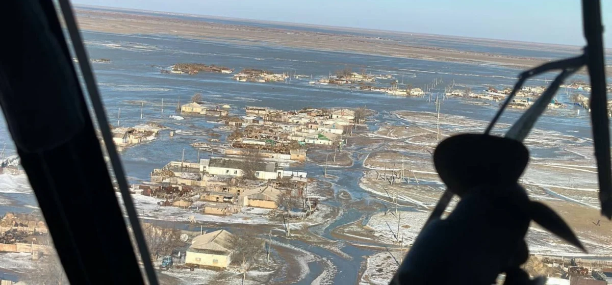 Stan nadzwyczajny, kilkanaście tysięcy ewakuowanych osób, nieprzejezdne drogi i uszkodzone bądź zniszczone mosty - tak wygląda sytuacja w Kazachstanie, w którym doszło do rozległych powodzi. Wszystko z powodu gwałtownego topnienia śniegu.