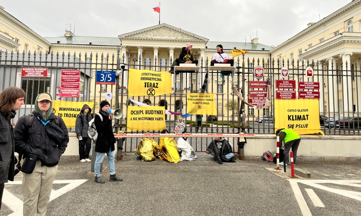 Około cztery godziny trwał protest ekologów pod warszawskim ratuszem. Kilkanaście młodych osób zablokowało główną bramę, domagając się spotkania z prezydentem miasta Rafałem Trzaskowskim.