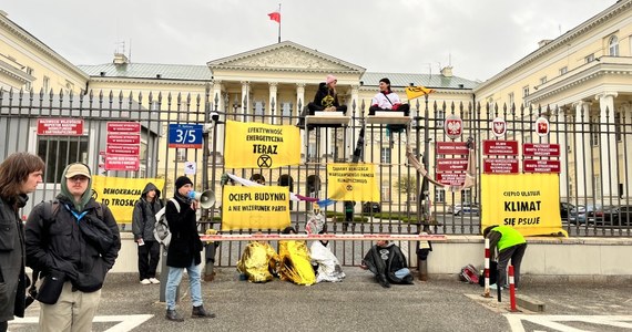 Około cztery godziny trwał protest ekologów pod warszawskim ratuszem. Kilkanaście młodych osób zablokowało główną bramę, domagając się spotkania z prezydentem miasta Rafałem Trzaskowskim.