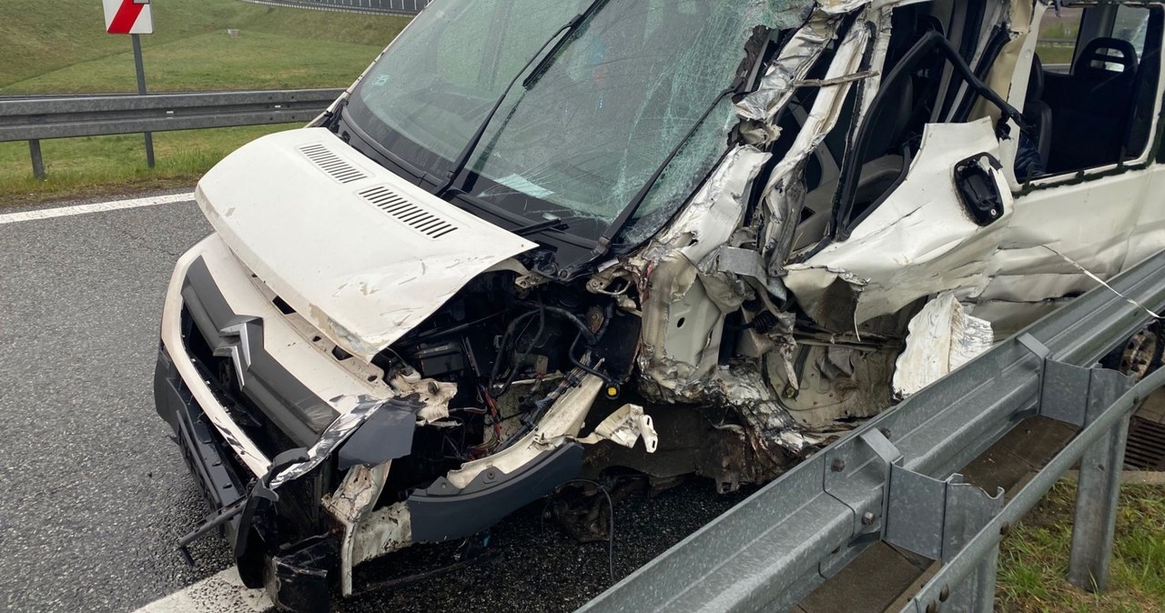  Tragedia na zjeździe z autostrady. Bus wjechał w barierki