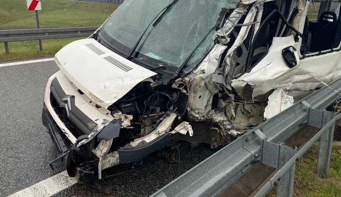 Tragedia na zjeździe z autostrady. Bus wjechał w barierki