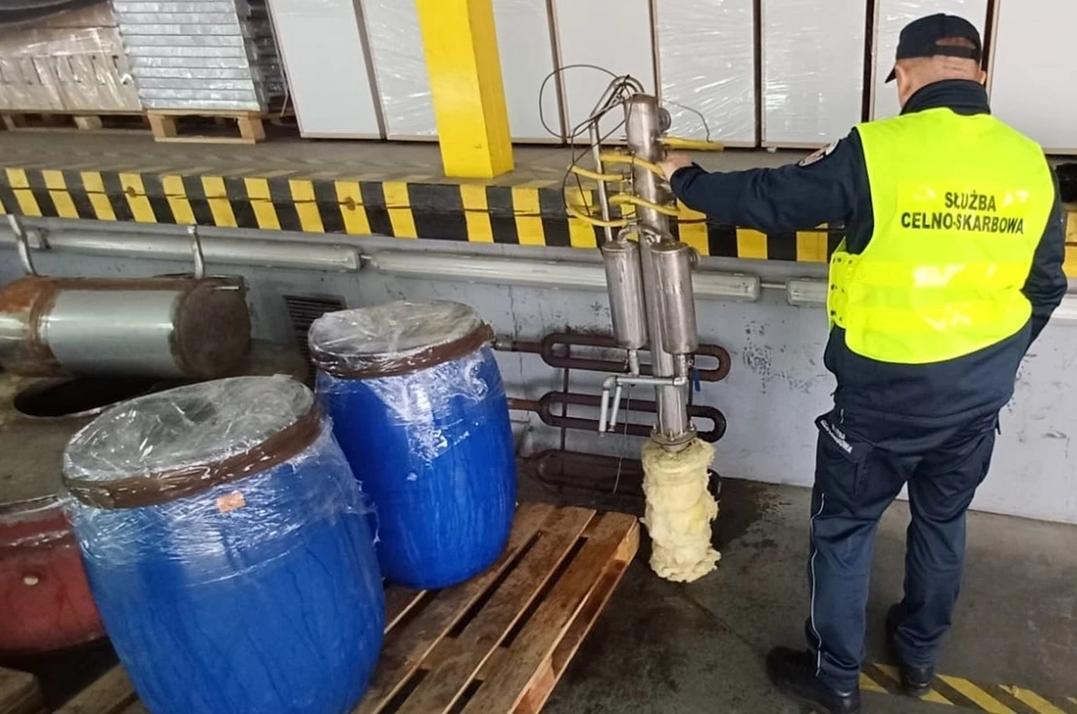 Funkcjonariusze celno-skarbowi z Bobrownik podejrzewali nielegalną działalność w jednym z gospodarstw w gminie Gródek. Po przeszukaniu znaleźli kompletną linię służącą do produkcji alkoholu oraz 2 tys. litrów zacieru i 150 litrów bimbru o mocy 50 proc.