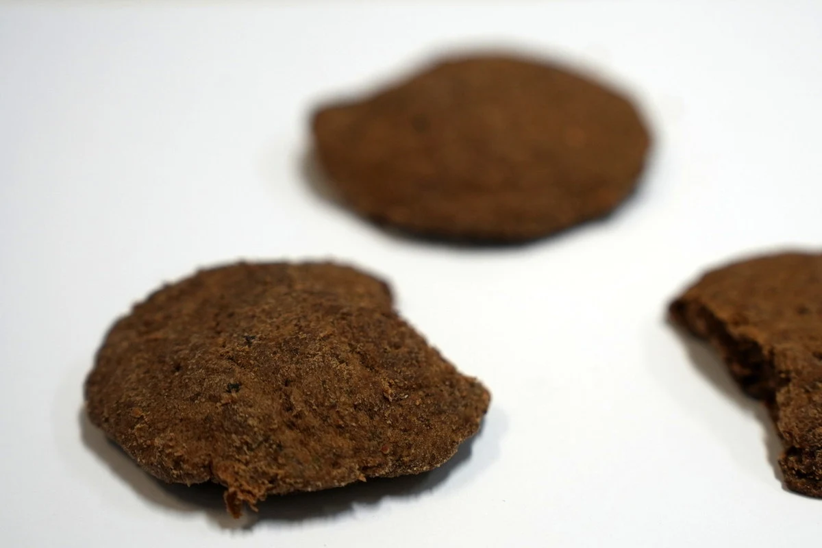 Policja zatrzymała 12 osób, które miały rozprowadzać narkotyki na terenie Małopolski, Śląska i województwa świętokrzyskiego. Podczas akcji funkcjonariusze znaleźli ponad 10 kg ciastek z olejem konopnym i marihuaną oraz zabezpieczyli blisko 270 tys. złotych.