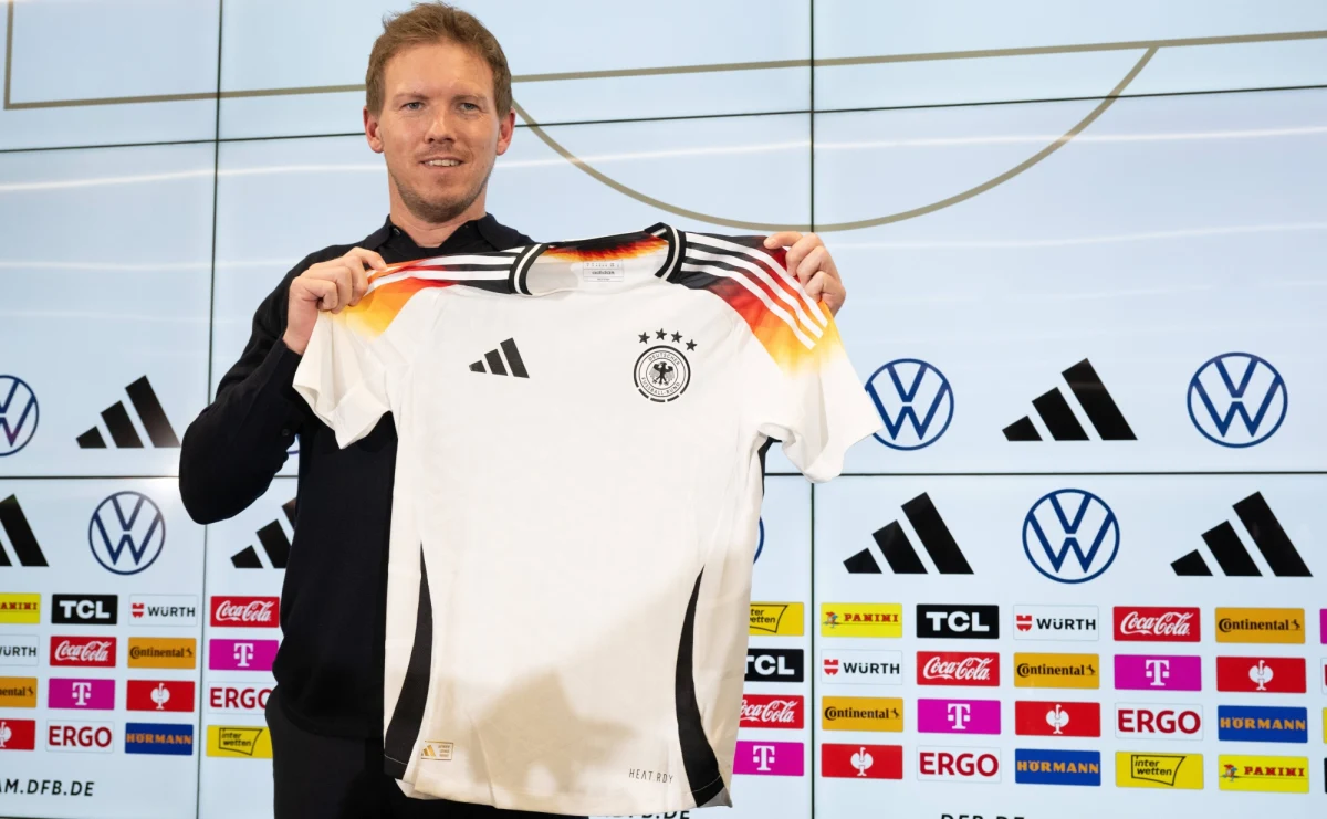 Adidas zakazuje fanom reprezentacji Niemiec kupowania koszulki z numerem 44. Projektanci słynnej niemieckiej firmy tak niefortunnie dobrali czcionkę, że feralne oznaczenie na trykocie budzi nieuchronne skojarzenia z pewną niesławną elitarną formacją militarną nazistów.