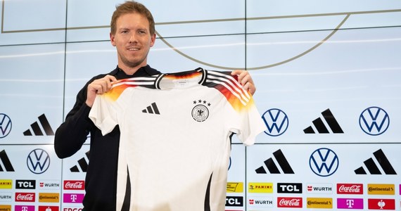 Adidas zakazuje fanom reprezentacji Niemiec kupowania koszulki z numerem 44. Projektanci słynnej niemieckiej firmy tak niefortunnie dobrali czcionkę, że feralne oznaczenie na trykocie budzi nieuchronne skojarzenia z pewną niesławną elitarną formacją militarną nazistów.