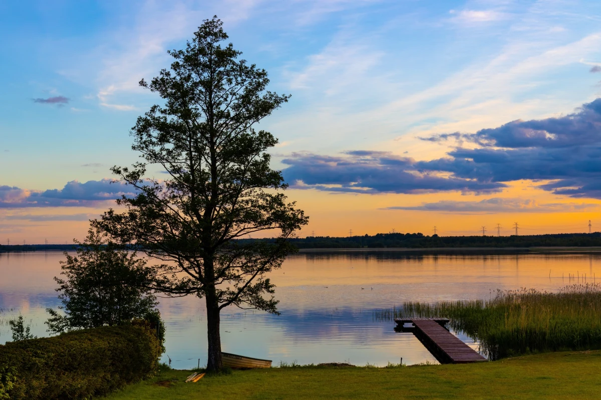 Z jeziora Lityngajno niedaleko Olecka wyłowiono zwłoki wędkarza, którego zaginięcie zgłosiła rodzina. Dryfujące ciało mężczyzny znaleziono też w jeziorze Drwęckim w Ostródzie. 
