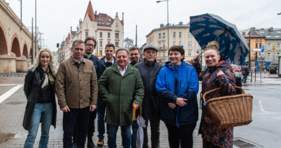 Robert Makłowicz chciałby, aby Hala Targowa na krakowskich Grzegórzkach zyskała nowy blask i była wizytówką miasta – tak jak to ma miejsce np. w Hiszpanii. Kandydat na prezydenta Krakowa Stanisław Mazur na wspólnej konferencji prasowej obiecał, że zadba o to.