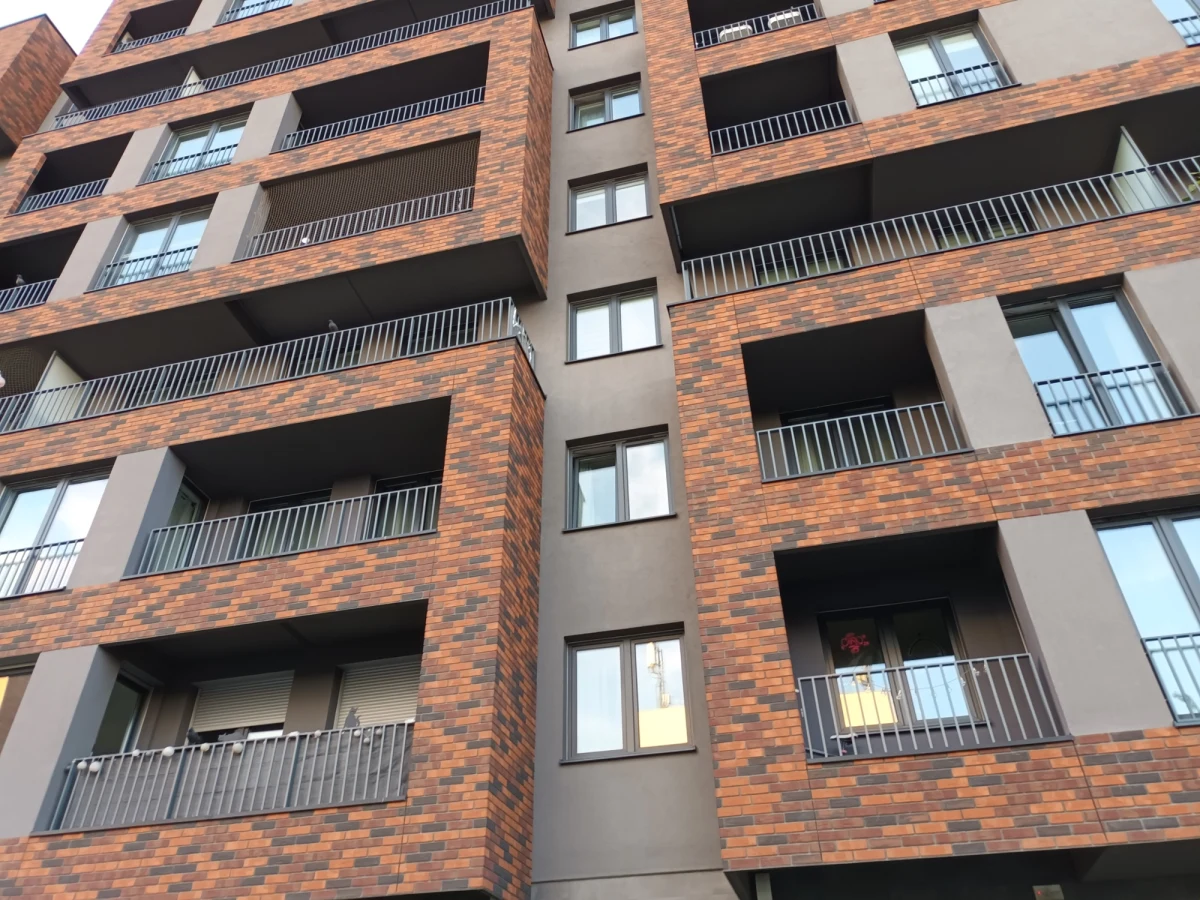 "Termin do końca pierwszego kwartału (2024 - przyp. red.) był założeniem wewnętrznym MRiT i nie miał charakteru formalnego" - tak brzmi odpowiedź Ministerstwa Rozwoju i Technologii na pytanie o to, dlaczego do końca marca nie został opublikowany projekt ustawy dot. programu mieszkaniowego "na Start", wraz z uzasadnieniem i oceną skutków regulacji. Kilkanaście dni temu ministerstwo zapowiadało, że stanie się to w pierwszym kwartale 2024. Planowane wejście w życie przepisów to druga połowa 2024 roku.