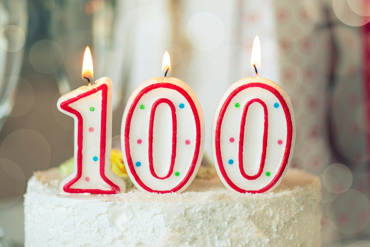 Jak świętować to razem. Josie Church i Anna Wallace-Hadrill to sąsiadki z angielskiego miasta Oxford. Kobiety mają urodziny w tym samym dniu. Właśnie skończyły 100 lat.