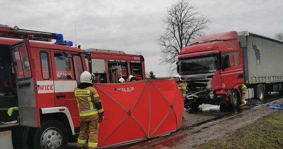 Dwie osoby zginęły w wypadku na drodze krajowej nr 74 w Gołoszycach w Świętokrzyskiem. Zderzyły się tam dwa pojazdy - ciężarówka i samochód osobowy.