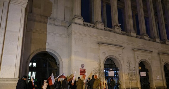 "Po nocy są takie wnioski jak po dniu. Czekamy na pana premiera. Nic nie zostało ustalone, nic nie zostało uzgodnione" -  tak o nocnych rozmowach z szefem resortu rolnictwa mówił RMF FM Tomasz Obszański, Przewodniczący NSZZ  Rolników Indywidualnych "Solidarność". Rolnicy od wtorku okupują Ministerstwo Rolnictwa i Rozwoju wsi. Są niezadowoleni z postępów w realizacji postulatów porozumienia zawartego z ministerstwem w marcu.