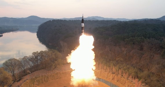 Korea Płn. z powodzeniem przetestowała nowy rodzaj hipersonicznego pocisku rakietowego pośredniego zasięgu na paliwo stałe - podała w środę rano czasu miejscowego państwowa północnokoreańska agencja prasowa KCNA. Próbę nadzorował przywódca kraju Kim Dzong Un.