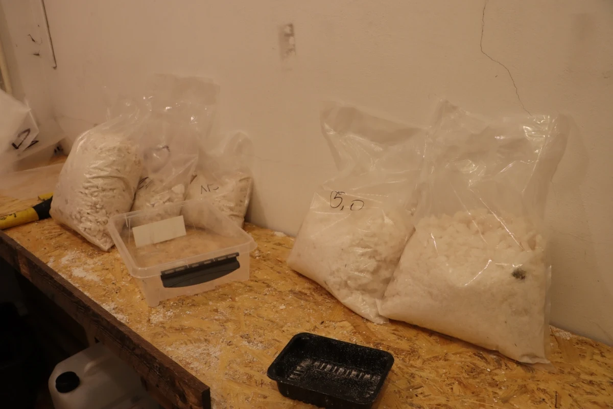 Otwoccy policjanci zlikwidowali magazyn i linię produkcyjną narkotyków w podwarszawskim Józefowie. Zatrzymali dwóch mężczyzn i przejęli ponad 66 kilogramów mefedronu, sprzęt i urządzenia służące do produkcji narkotyków. Jeden z zatrzymanych, 63-latek, na wniosek otwockiej prokuratury trafił na trzy miesiące do aresztu.