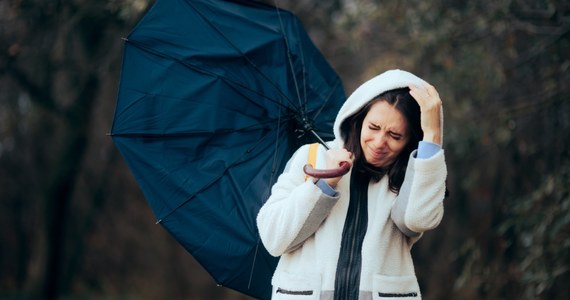 Silny wiatr może dziś doskwierać mieszkańcom znacznej części Polski. Instytut Meteorologii i Gospodarki Wodnej wydał alert dla dziewięciu województw. Porywy wiatru mogą osiągnąć prędkość do 80 km/h.