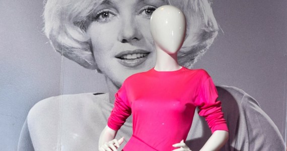 Różowa sukienka z jedwabnego dżerseju należąca do Marylin Monroe została sprzedana na aukcji w Beverly Hills za 325 tys. dolarów. Wydarzenie zorganizowano pod hasłem „Ikony: Playboy, Hugh Hefner i Marilyn Monroe”.