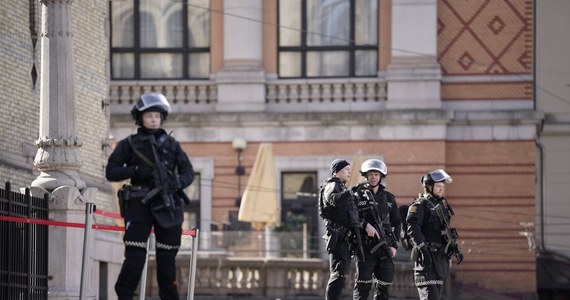 ​W środę przed południem zamknięto gmach norweskiego parlamentu Stortingu z powodu zagrożenia zamachem bombowym - poinformowała policja w Oslo. Mundurowi z długą bronią pilnowali wejść do budynku, w środku pozostali parlamentarzyści. Alarm okazał się być fałszywy.