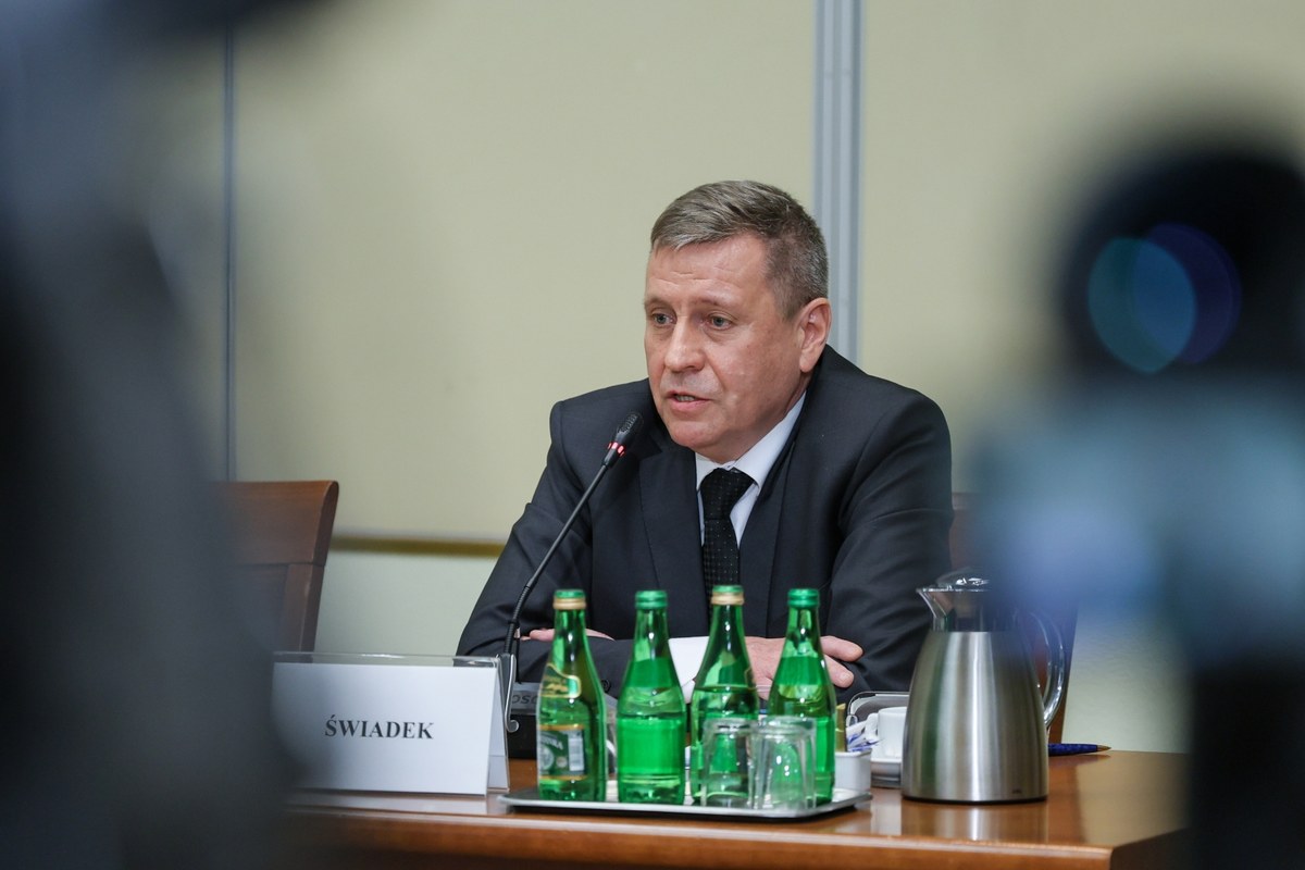 NIK po przeprowadzeniu kontroli dotyczącej przygotowań do wyborów korespondencyjnych złożyła pięć zawiadomień do prokuratury, ale prokuratura odmówiła wszczęcia śledztwa - zeznał przed komisją śledczą ds. wyborów kopertowych dyrektor Departamentu Administracji Publicznej Najwyższej Izby Kontroli Bogdan Skwarka.