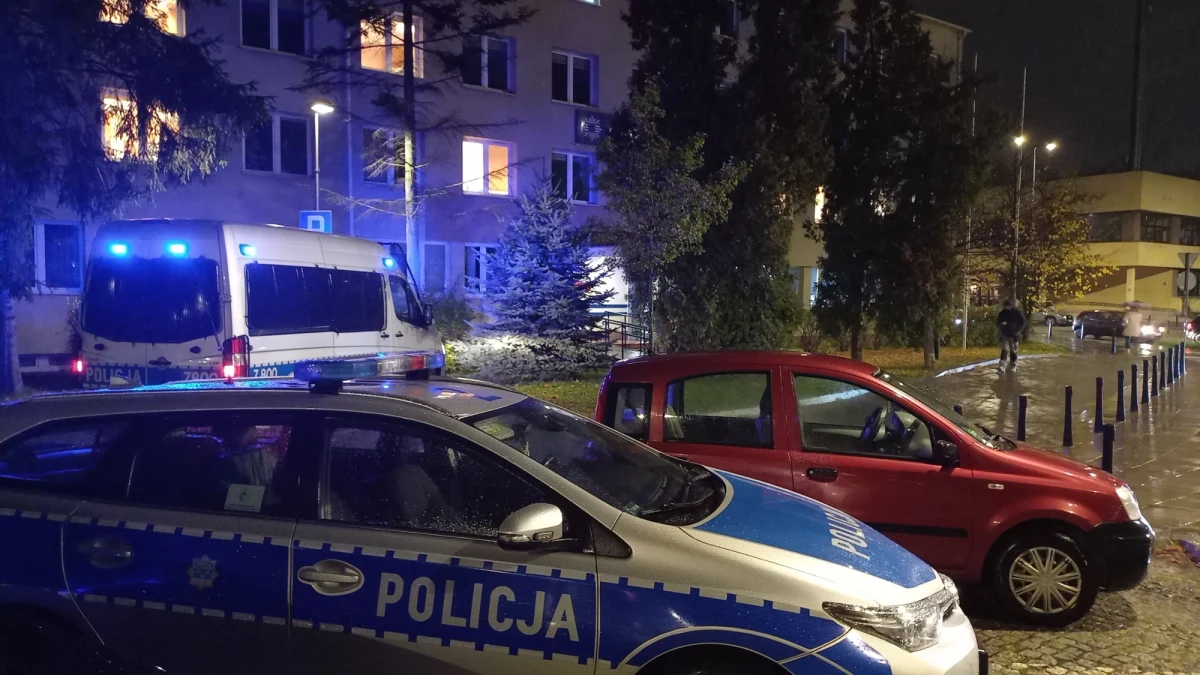 Policjanci z Bielan zatrzymali kobietę, podejrzaną o kradzież w jednym z miejscowych hoteli. Jej łupem padł telewizor, dmuchawa do liści, obrazy oraz 8 wentylatorów, które zostały skradzione z zaplecza. 28-latka zapakowała rzeczy na zabrany z hotelu wózek inwalidzki. Kobieta już usłyszała zarzuty kradzieży mienia o wartości ponad 12 tys. złotych. Teraz grozi jej kara do 5 lat pozbawienia wolności.