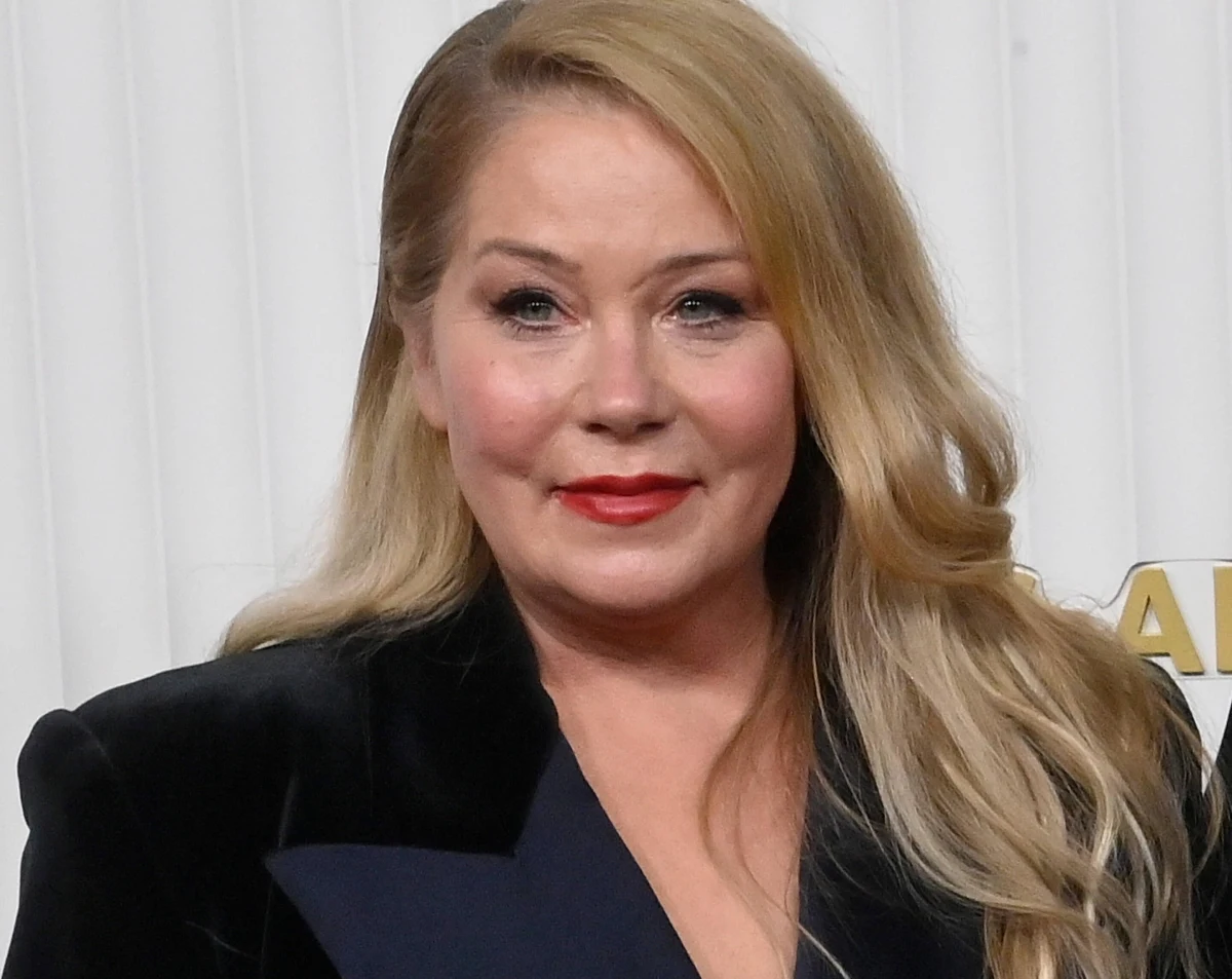 Niespełna trzy lata temu gwiazda serialu „Już nie żyjesz” wyznała, że zdiagnozowano u niej stwardnienie rozsiane. Christina Applegate co jakiś czas dzieli się z fanami szczegółami na temat swojego stanu zdrowia. W nowym odcinku uruchomionego niedawno podcastu „MeSsy” aktorka ujawniła, że ostatnio choroba boleśnie dała o sobie znać, utrudniając jej poruszanie się. „Myślałam, że dla moich nóg to definitywny koniec” – wyznała zdobywczyni nagrody Emmy.