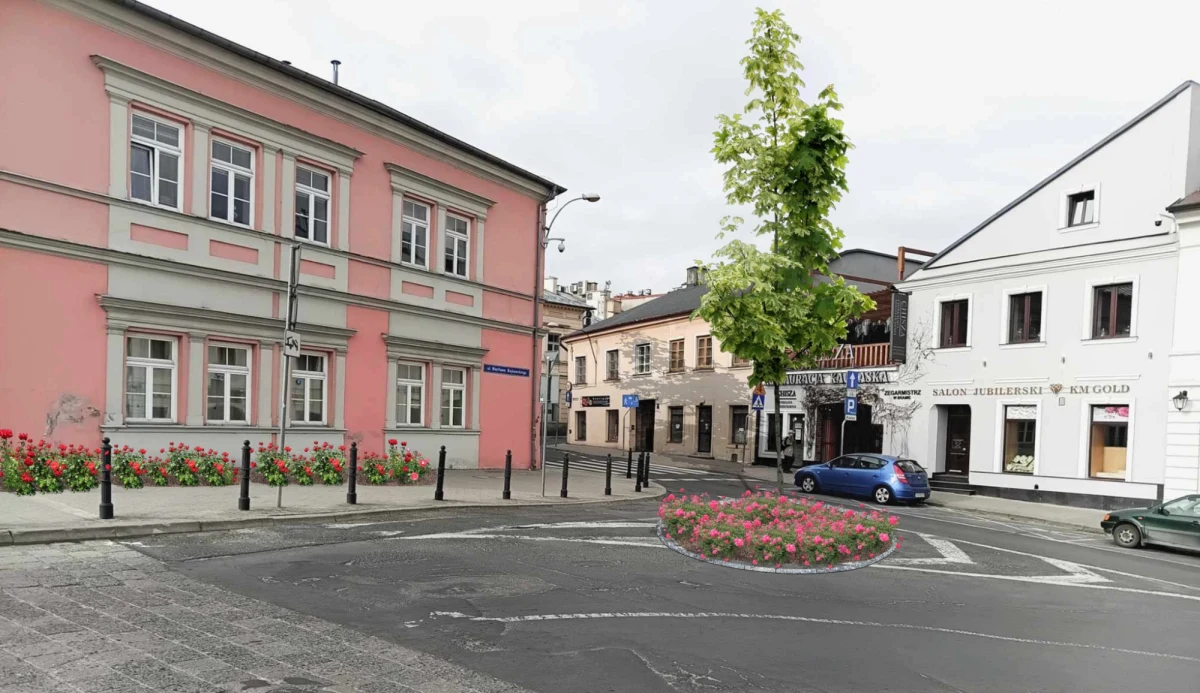 Przeniesienie miejsc parkingowych na jezdnię ul. Świętoduskiej zapowiedział dziś Urząd Miasta. Część chodnika, na której obecnie stoją samochody, ma zająć zieleń

