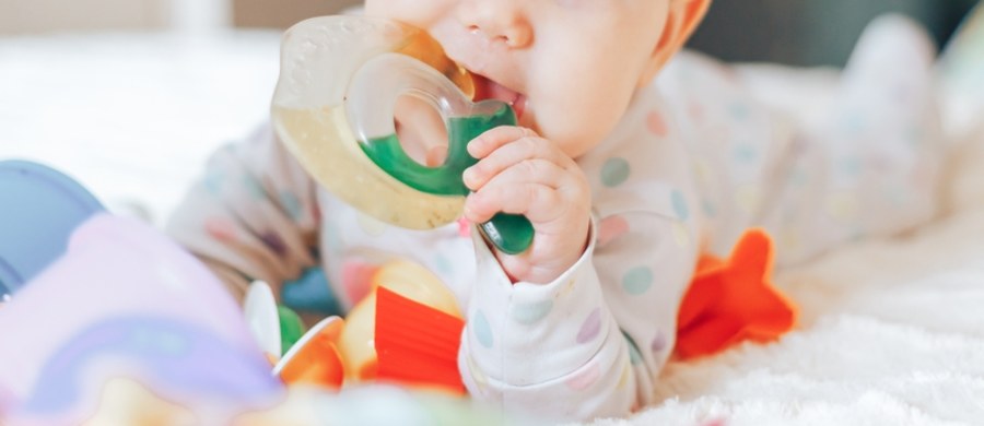Ząbkowanie to niełatwy proces dotyczący dzieci między 6. a 33. miesiącem życia. Jak ulżyć maluchowi w bólu? W trosce o jego zdrowie i bezpieczeństwo warto wypróbować jedną z tych naturalnych metod. 