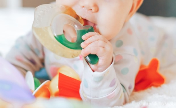 Ząbkowanie to niełatwy proces dotyczący dzieci między 6. a 33. miesiącem życia. Jak ulżyć maluchowi w bólu? W trosce o jego zdrowie i bezpieczeństwo warto wypróbować jedną z tych naturalnych metod. 