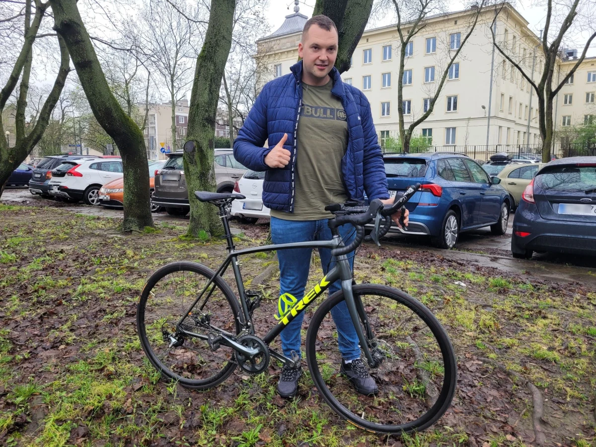 W 50 godzin chce pokonać 1000 km na rowerze szosowym. 30-letni Sebastian Nowacki, młodszy aspirant z Komendy Głównej Policji w środę przed południem ruszył z Warszawy do Berlina. Dystans jest długi, bo do stolicy Niemiec będzie pedałował, mijając po drodze Płock, Hel i Szczecin. Trasę chce pokonać bez przerw. I robi to w szczytnym celu.