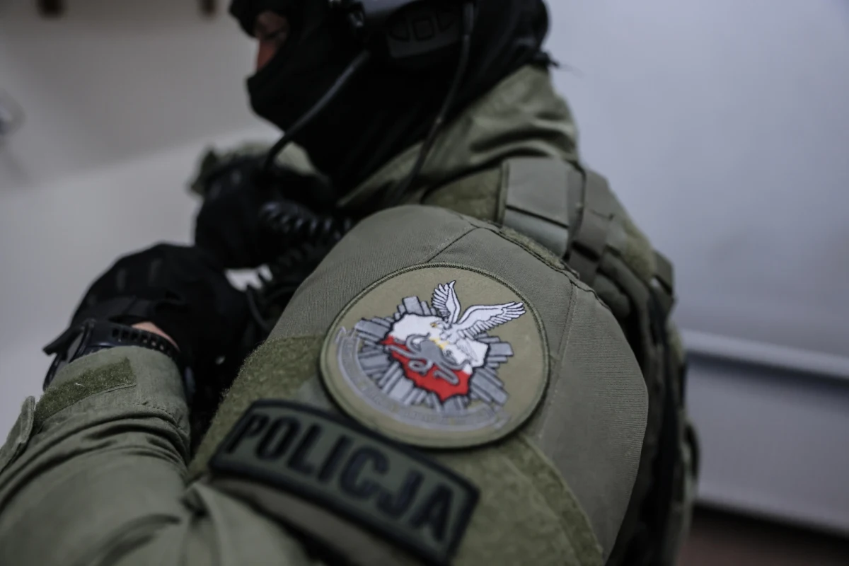 Przemyt 100 kilogramów marihuany udaremniony przez funkcjonariuszy Centralnego Biura Śledczego Policji. W Jędrzychowicach na Dolnym Śląsku zatrzymali mężczyznę, który na polecenie łódzkiego wydziału Prokuratury Krajowej usłyszał zarzuty. Grozi mu 20 lat więzienia. 