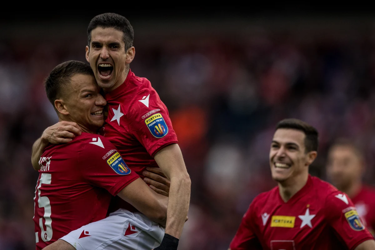 Pierwszoligowa Wisła Kraków została pierwszym finalistą piłkarskiego Pucharu Polski. W półfinale pokonała na własnym boisku ekstraklasowego Piasta Gliwice 2:1 (2:0). 