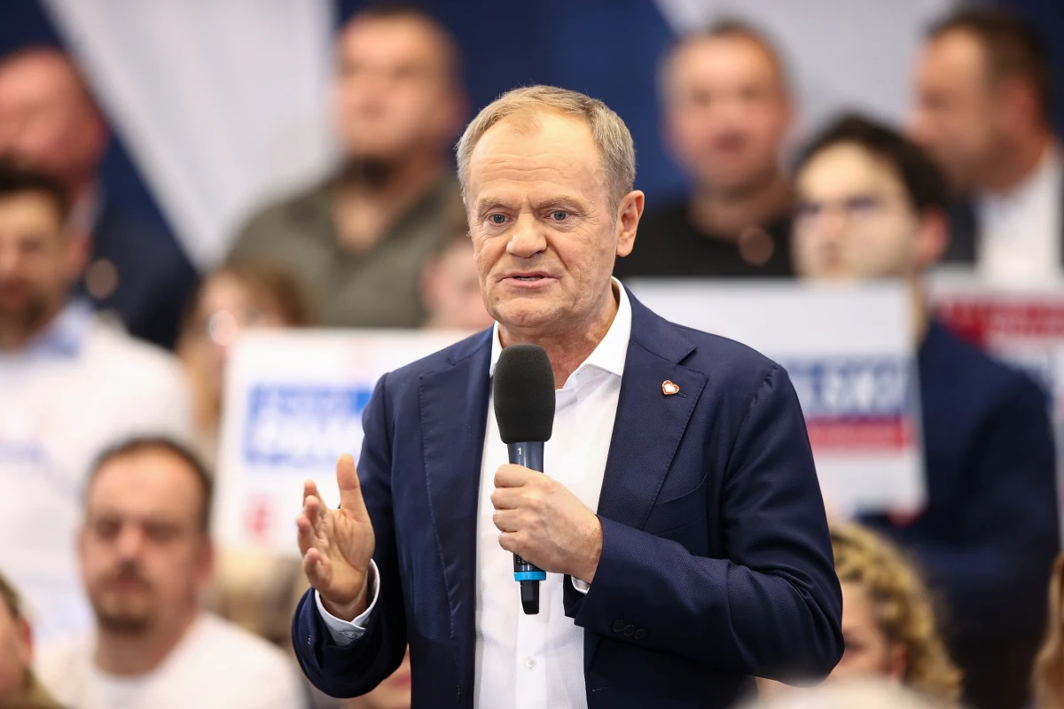 "Mam na imię Alex i chciałem powiedzieć opowieść, która mi się przydarzyła" - powiedział chłopiec, zwracając się do Donalda Tuska, podczas publicznego spotkania z premierem w Krakowie. Jak mówił nastolatek, został on wykorzystany seksualnie przez rówieśnika ze swojej klasy. Apelował do szefa rządu o zajęcie się sprawą. "Ja oczywiście będę prosił panią poseł (Monikę - przyp. red.) Wielichowską, aby skompletowała dokumentację w tej sprawie i osobiście skierują ją do prokuratora generalnego, żeby sprawę zbadać" - zapowiedział Donald Tusk.