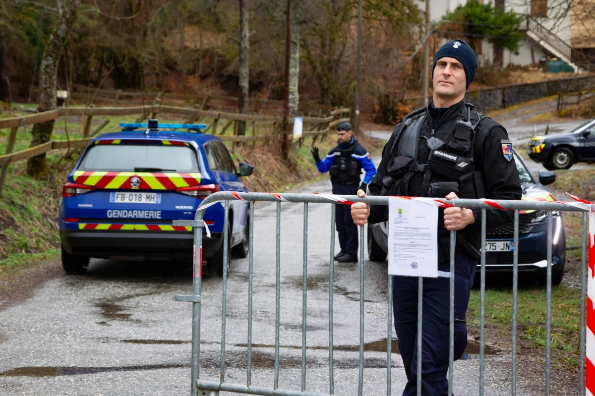 Mimo odnalezienia szczątków zaginionego przed 9 miesiącami dwuletniego Emile’a w Aix-en-Provence w regionie Prowansja-Alpy-Lazurowe Wybrzeże, śledczy nie są w stanie powiedzieć, jak chłopczyk zmarł. Teraz 150 metrów od miejsca, gdzie leżał szkielet 2-latka, natrafiono nad strumieniem na jego ubrania. A wszystko chociaż teren ten był wielokrotnie przeszukiwany przez setki ludzi. 