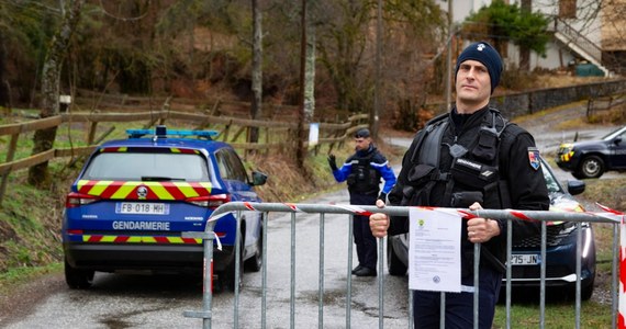 Mimo odnalezienia szczątków zaginionego przed 9 miesiącami dwuletniego Emile’a w Aix-en-Provence w regionie Prowansja-Alpy-Lazurowe Wybrzeże, śledczy nie są w stanie powiedzieć, jak chłopczyk zmarł. Teraz 150 metrów od miejsca, gdzie leżał szkielet 2-latka, natrafiono nad strumieniem na jego ubrania. A wszystko chociaż teren ten był wielokrotnie przeszukiwany przez setki ludzi. 