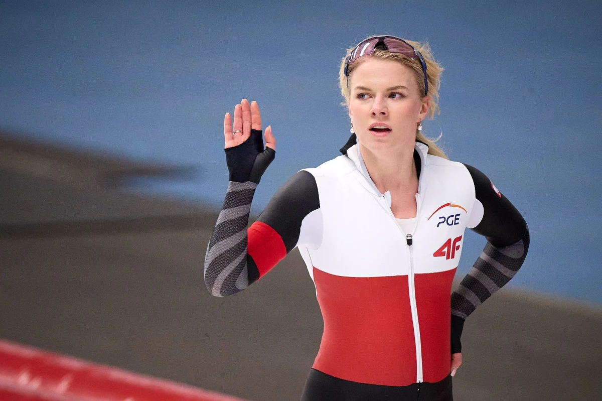 Aż 37 medali zdobyli nasi łyżwiarze szybcy na długim i krótkim torze podczas zakończonego już zimowego sezonu. Na podium meldowała się także panczenistka Karolina Bosiek. "Czuję satysfakcję po tym sezonie. Na pewno był ciężki. Pojawiło się wiele niedogodności, chorób po drodze i to mnie sporo kosztowało, ale jest dorobek medalowy, a to cieszy i daje wiarę przed kolejnym sezonem" - mówi w rozmowie z RMF FM łyżwiarka, która zaczynała od długich dystansów, ale teraz specjalizuje się w sprintach.