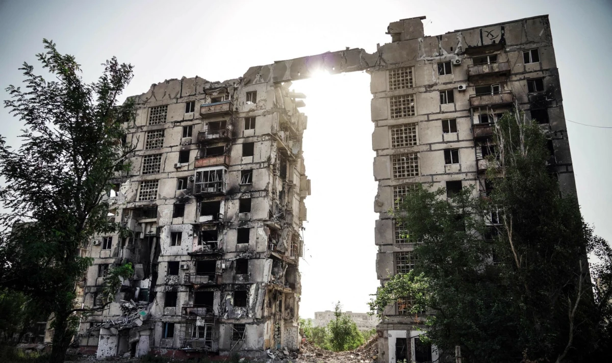 Niemieckie media ujawniają, że firmy z kraju naszego zachodniego sąsiada uczestniczą w pracach budowlanych w okupowanym przez Rosjan Mariupolu. Dziennikarze ARD otrzymali zeznania, zdjęcia i materiały wideo, wskazujące na to, że jedna z niemieckich firm skonstruowała budynek mieszkalny z własnych materiałów. Prace wykonano na zlecenie Ministerstwa Obrony Federacji Rosyjskiej.