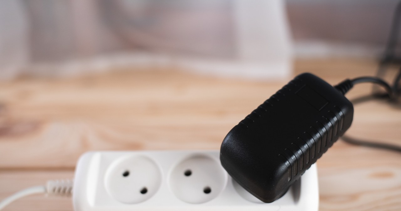 Ile płacisz za prąd, gdy zostawiasz ładowarkę w gniazdku?