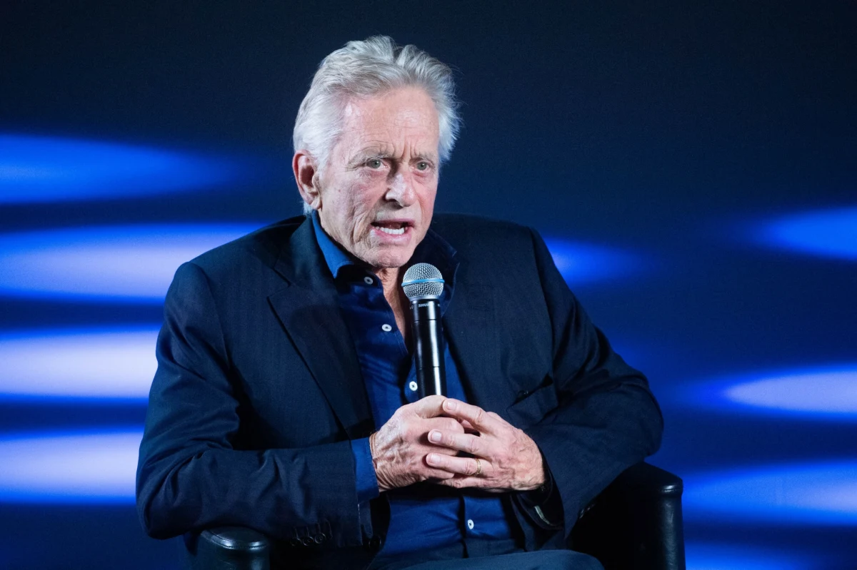 Michael Douglas jest dalekim krewnym swojej młodszej koleżanki po fachu, Scarlett Johansson. Takie informacje przedstawiono w programie „Finding Your Roots”, w którym ceniony historyk Henry Louis Gates Jr. ujawnia zaskakujące efekty badań na temat pochodzenia znanych osób. „To doprawdy niesamowite” – przyznał, nie kryjąc zdumienia Douglas, dwukrotny zdobywca Oscara.
