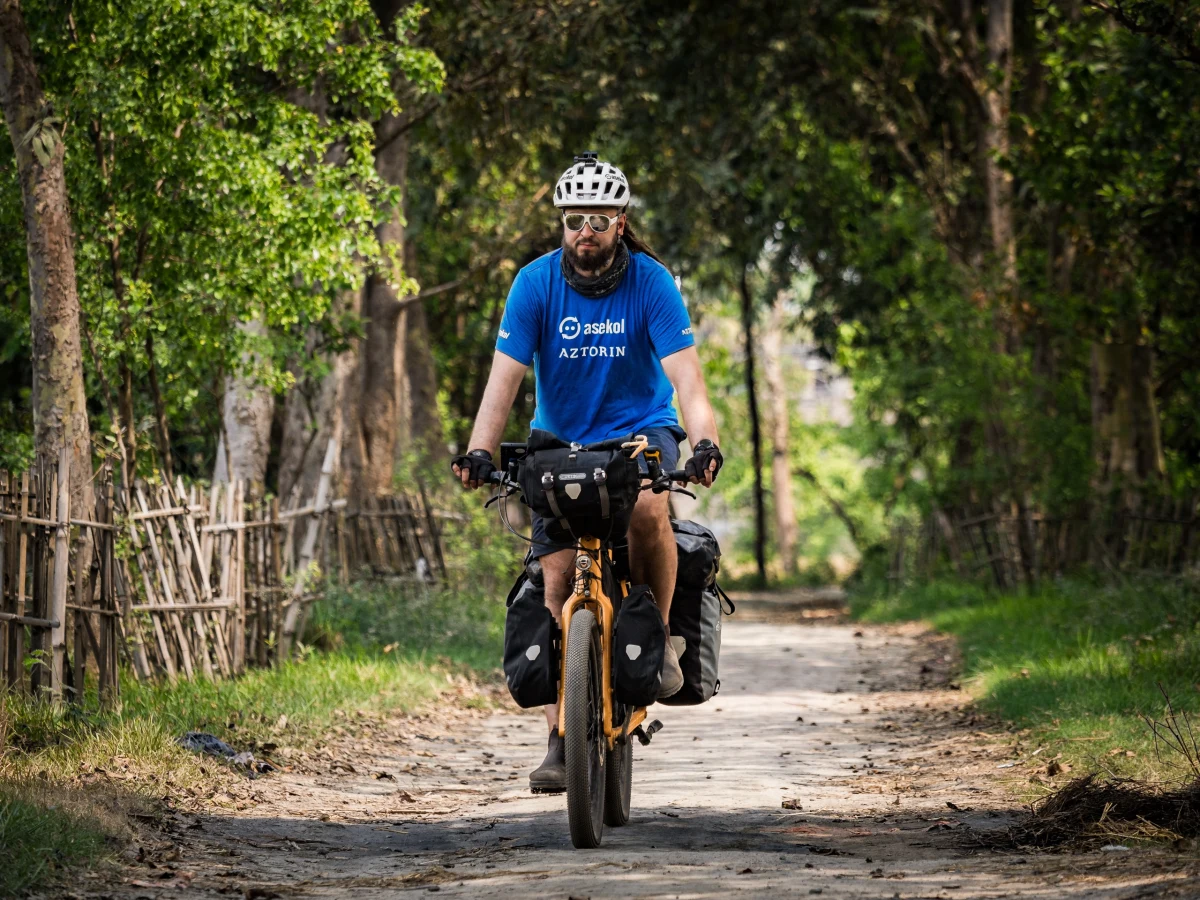 Minął drugi tydzień wyprawy Mateusza Waligóry na Mount Everest z poziomu morza, którą rozpoczął 20 marca w Bakkhali nad brzegiem Oceanu Indyjskiego. Podróżnik wraz z partnerującym mu na rowerowym etapie wyprawy fotografem Jakubem Rybickim zmierzyli się w Wielkim Tygodniu z Biharem, ostatnim indyjskim stanem na ich drodze, jednym z najludniejszych, bo zamieszkiwanym przez 130 milionów ludzi i zarazem najbiedniejszym.