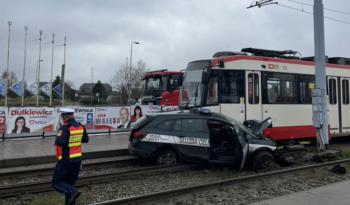 Samochód Służby Celno-Skarbowej zderzył się z tramwajem w Gdańsku na ulicy Marynarki Polskiej. Trzech funkcjonariuszy zostało poszkodowanych. Na miejscu pracują służby. 