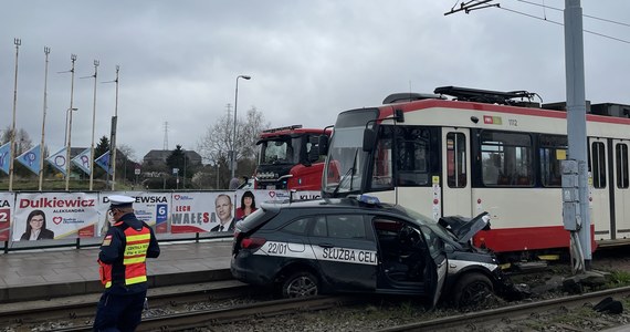 Samochód Służby Celno-Skarbowej zderzył się z tramwajem w Gdańsku na ulicy Marynarki Polskiej. Trzech funkcjonariuszy zostało poszkodowanych. Na miejscu pracują służby. 