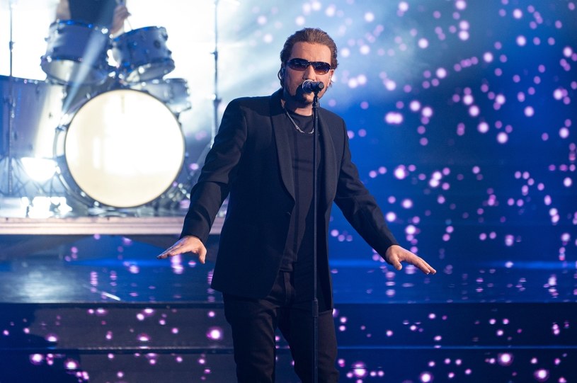 Już w piątek na antenie Polsatu zobaczymy kolejny odcinek "Twoja Twarz Brzmi Znajomo. Najlepsi". Na scenie pojawi się m.in. Mateusz Ziółko w roli Bono. 