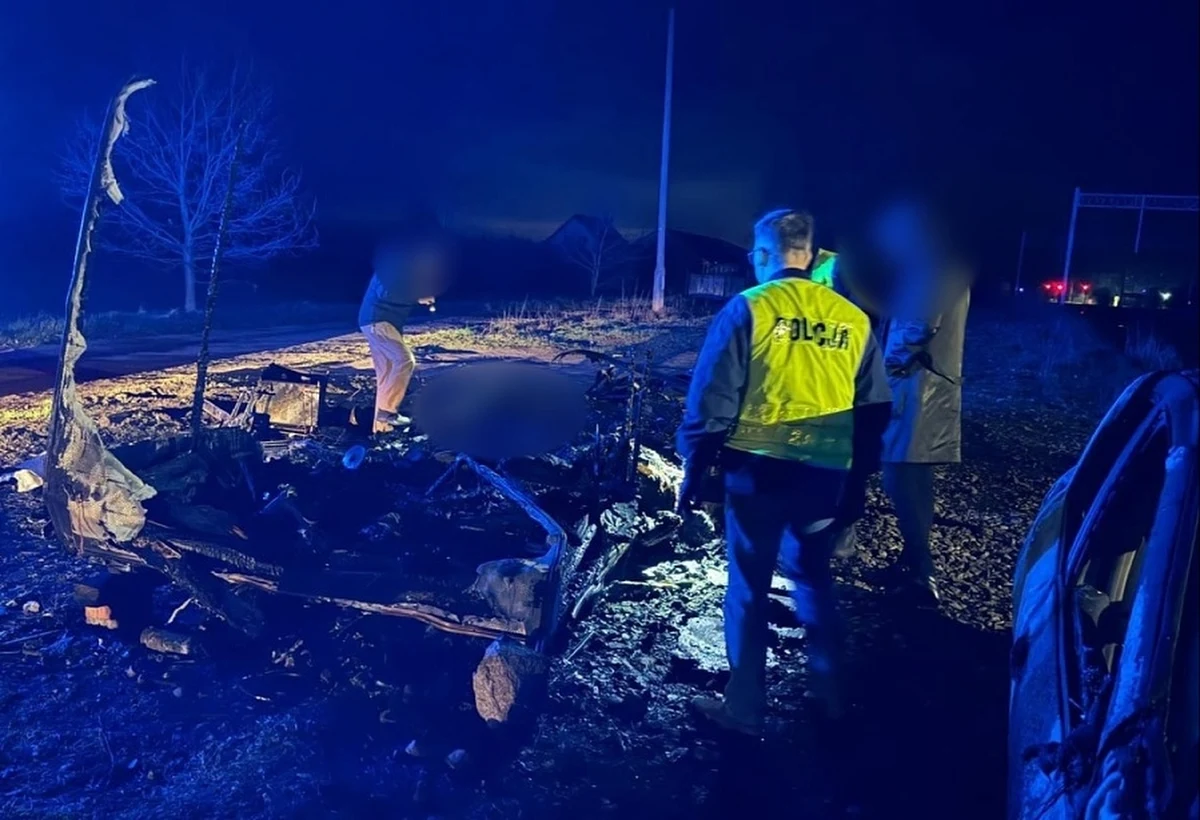 Ostródzcy policjanci pod nadzorem prokuratora wyjaśniają okoliczności tragicznego w skutkach pożaru przyczepy, do którego doszło w środę w nocy w miejscowości Samborowo. Nie żyje jedna osoba.