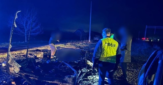 Ostródzcy policjanci pod nadzorem prokuratora wyjaśniają okoliczności tragicznego w skutkach pożaru przyczepy, do którego doszło w środę w nocy w miejscowości Samborowo. Nie żyje jedna osoba.